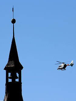 Hubschrauber gegen Rathausturm